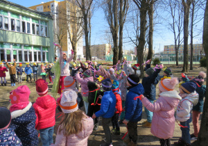 Dzieci tańczą z Panią Wiosną.